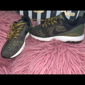 Women Nike Air Max Siren (snake print) size 6.5
